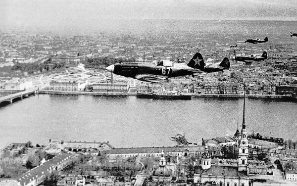 Máy bay tiêm kích Liên Xô trên pháo đài Petropavlovsky ở Leningrad - Sputnik Việt Nam