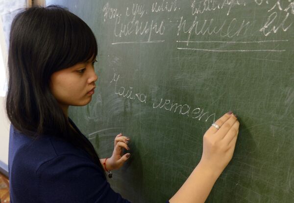 Duma Quốc gia thông qua đạo luật mới, người nước ngoài phải trả thi tiếng Nga, lịch sử và luật pháp LB Nga Duma Quốc gia thông qua đạo luật mới, người nước ngoài phải trả thi tiếng Nga, lịch sử và luật pháp LB Nga - Sputnik Việt Nam