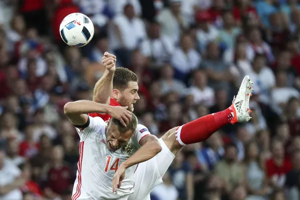 Cầu thủ đội Nga Vasily Berezutski và cầu thủ xứ Wales Sam Vokes trong trận đấu vòng bảng của giải vô địch bóng đá châu Âu - 2016. Cầu thủ đội Nga Vasily Berezutski và cầu thủ xứ Wales Sam Vokes trong trận đấu vòng bảng của giải vô địch bóng đá châu Âu - 2016. - Sputnik Việt Nam
