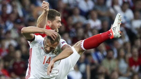 Cầu thủ đội Nga Vasily Berezutski và cầu thủ xứ Wales Sam Vokes trong trận đấu vòng bảng của giải vô địch bóng đá châu Âu - 2016. - Sputnik Việt Nam