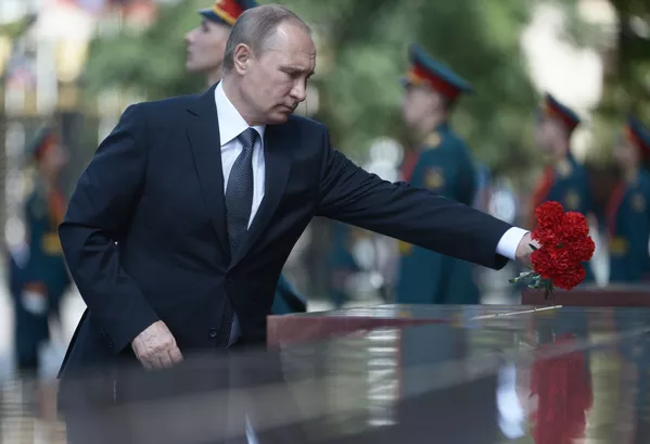 Tổng thống Nga Vladimir Putin đặt hoa cẩm chướng viếng Mộ Chiến sĩ Vô danh trong Vườn Alexandrov Tổng thống Nga Vladimir Putin đặt hoa cẩm chướng viếng Mộ Chiến sĩ Vô danh trong Vườn Alexandrov - Sputnik Việt Nam