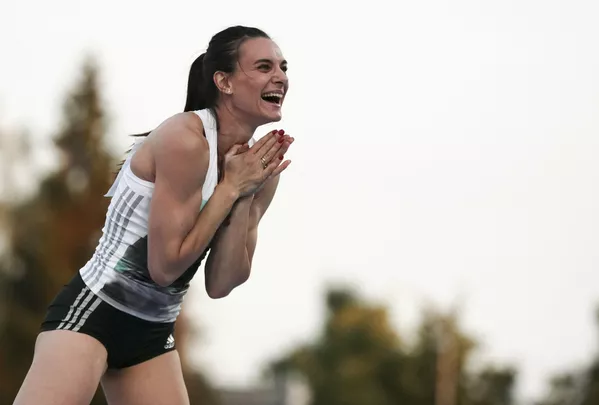 VĐV Nga Elena Isinbayeva trong cuộc thi nhảy sào nữ tại giải vô địch điền kinh Nga ở Cheboksary VĐV Nga Elena Isinbayeva trong cuộc thi nhảy sào nữ tại giải vô địch điền kinh Nga ở Cheboksary - Sputnik Việt Nam