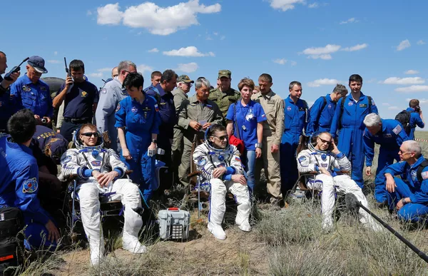 Các phi hành gia Timothy Peak, Yuri Malenchenko và Timothy Kopra sau khi khoang hạ cánh của tàu Soyuz TMA-19M tiếp đất ở Kazakhstan Các phi hành gia Timothy Peak, Yuri Malenchenko và Timothy Kopra sau khi khoang hạ cánh của tàu Soyuz TMA-19M tiếp đất ở Kazakhstan - Sputnik Việt Nam