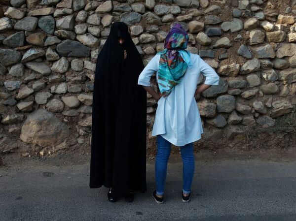 Phụ nữ Iran đội khăn Hijab - Sputnik Việt Nam