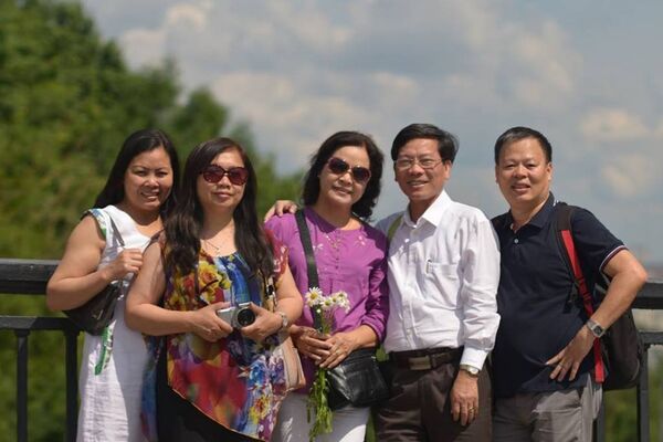 Ông Phan Huy Sang cùng bạn bè ở Moskva - Sputnik Việt Nam