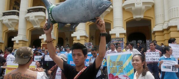 Hàng trăm người dân Hà Nội biểu tình phản đối chất thải độc hại khiến cá chết Hàng trăm người dân Hà Nội biểu tình phản đối chất thải độc hại khiến cá chết - Sputnik Việt Nam
