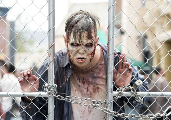 Người đàn ông trong phục trang zombie  bên hàng rào Universal Studios Hollywood ở California - Sputnik Việt Nam