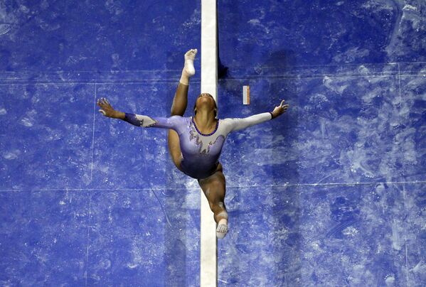 Tiết mục của nữ VĐV Gabrielle Douglas tại Giải Vô địch Mỹ về thể dục dụng cụ - Sputnik Việt Nam