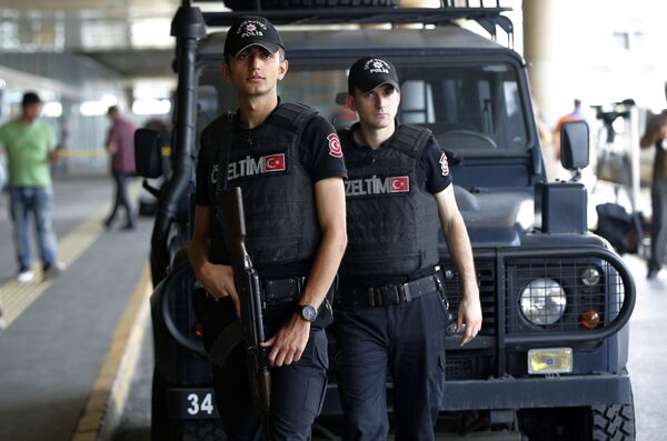 Cảnh sát tại sân bay ở Istanbul  - Sputnik Việt Nam