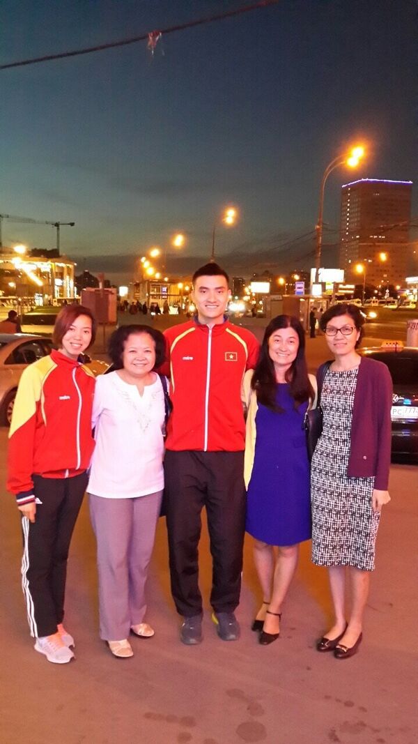 Các kiếm thủ cùng nhà báo Sputnik và cán bộ ĐSQ VN tại Nga Các kiếm thủ cùng nhà báo Sputnik và cán bộ ĐSQ VN tại Nga - Sputnik Việt Nam