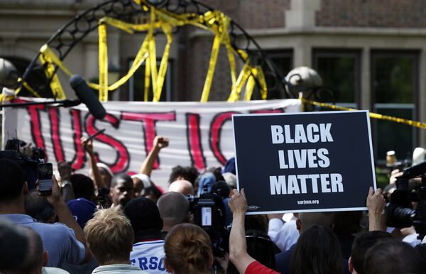 Cuộc biểu tình phản đối cảnh sát  trong những vụ giết người da đen bao trùm Hoa Kỳ - Sputnik Việt Nam