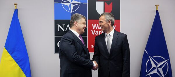 Tổng thống Ukraina Pyotr Poroshenko và Tổng thư ký NATO Jens Stoltenberg - Sputnik Việt Nam