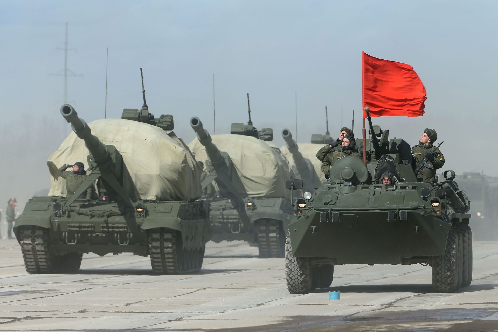 Hệ thống pháo tự hành “Coalition-SV” (trái) và BTR-82A trong thời gian diễn tập Duyệt binh mừng Chiến thắng ở ngoại ô Matxcơva - Sputnik Việt Nam, 1920, 27.10.2023