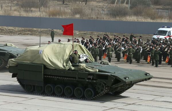 Xe chiến đấu bọc thép trên khung gầm xích hạng nặng “Armata” trong thời gian diễn tập Duyệt binh mừng Chiến thắng ở ngoại ô Matxcơva. - Sputnik Việt Nam