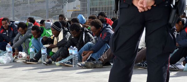 Cảnh sát Ý bảo vệ những người di cư đang chờ phà đến Sicily ở cảng Lampedusa - Sputnik Việt Nam