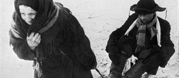 Một phụ nữ kéo xe trượt chở người chồng suy nhược vì đói. Thời Chiến tranh Vệ quốc Vĩ đại 1941-1945 Một phụ nữ kéo xe trượt chở người chồng suy nhược vì đói. Thời Chiến tranh Vệ quốc Vĩ đại 1941-1945 - Sputnik Việt Nam