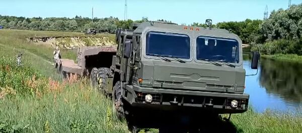 Xe kéo quân sự BAZ-6402 “Voshina” - Sputnik Việt Nam