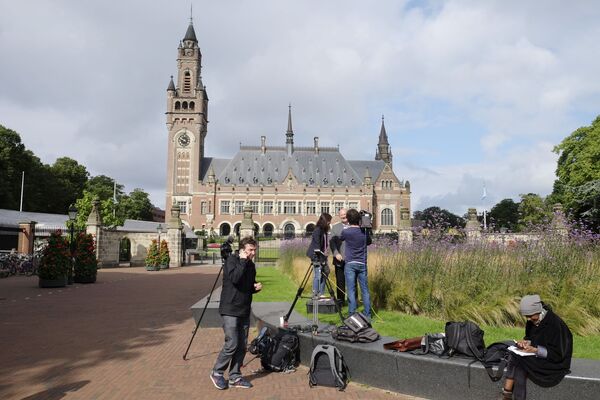 Các phóng viên tập hợp  trước Cung điện Hòa bình ở The Hague - Sputnik Việt Nam