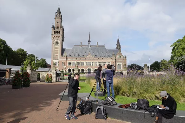 Các phóng viên tập hợp trước Cung điện Hòa bình ở The Hague Các phóng viên tập hợp trước Cung điện Hòa bình ở The Hague - Sputnik Việt Nam