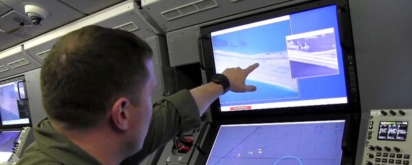 Quân nhân Hạm đội Mỹ theo dõi việc xây dựng của Trung Quốc trên một rạn san hô ở quần đảo Trường Sa - Sputnik Việt Nam