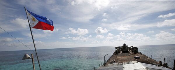 Lá cờ Philippines trên con tàu ở Biển Đông - Sputnik Việt Nam