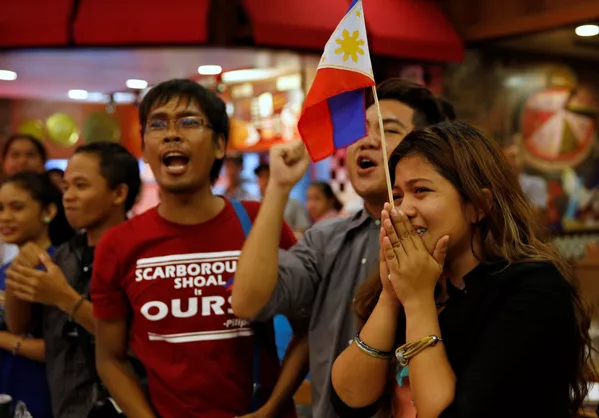 Các thành viên hoạt động xã hội dân sự phấn khởi vui mừng ở Manila đón nhận quyết định của Tòa án Hague Các thành viên hoạt động xã hội dân sự phấn khởi vui mừng ở Manila đón nhận quyết định của Tòa án Hague - Sputnik Việt Nam