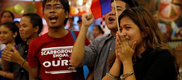 Các thành viên hoạt động xã hội dân sự phấn khởi vui mừng ở Manila đón nhận quyết định của Tòa án Hague Các thành viên hoạt động xã hội dân sự phấn khởi vui mừng ở Manila đón nhận quyết định của Tòa án Hague - Sputnik Việt Nam