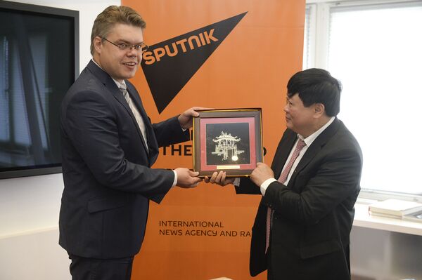 PGS-TS Nguyễn Thế Kỷ, Tổng Giám đốc đài “Tiếng nói Việt Nam” và ông Vasily Pushkov, Giám đốc Trung tâm các dự án quốc tế của MIA “Rossiya Segodnya” - Sputnik Việt Nam