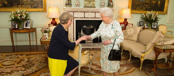 Hôm thứ Tư, Nữ hoàng Anh Elizabeth II đã bổ nhiệm bà Theresa May làm Thủ tướng Anh. Hôm thứ Tư, Nữ hoàng Anh Elizabeth II đã bổ nhiệm bà Theresa May làm Thủ tướng Anh. - Sputnik Việt Nam