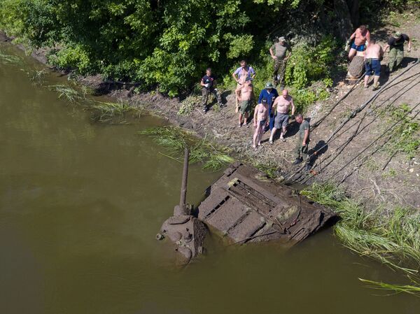 Hoạt động trục vớt chiếc T-34 thời Thế chiến II từ dưới đáy sông Đông tỉnh Voronezh - Sputnik Việt Nam