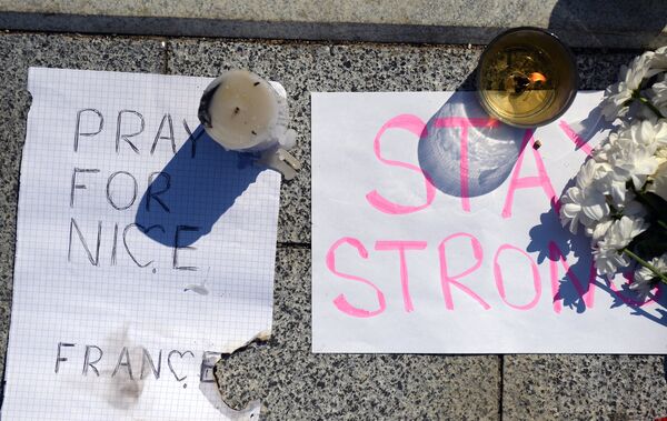 Người Matxcơva mang hoa đến Đại sứ quán Pháp - Sputnik Việt Nam