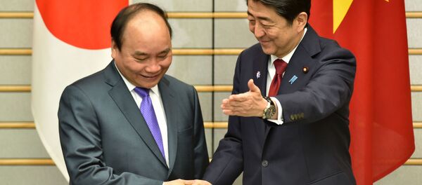 Thủ tướng Shinzo Abe và Thủ tướng Nguyễn Xuân Phúc Thủ tướng Shinzo Abe và Thủ tướng Nguyễn Xuân Phúc - Sputnik Việt Nam