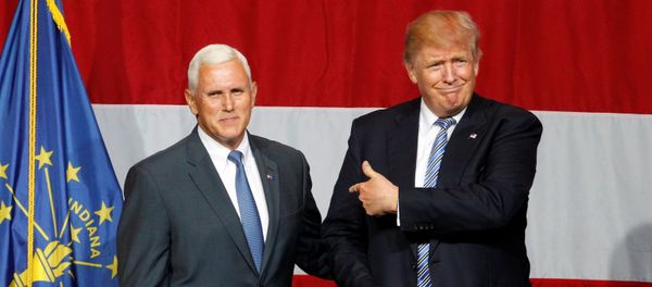 Donald Trump, ứng viên của Đảng Cộng hòa,  và  Thống đốc bang Indiana Michael Pence - Sputnik Việt Nam