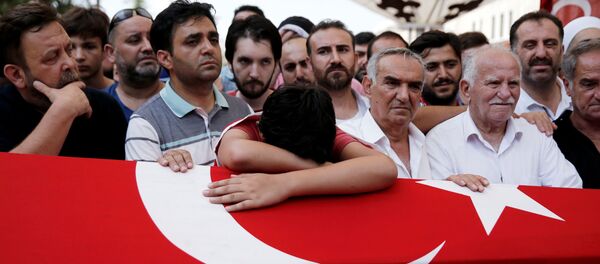 Thân nhân trong lễ tưởng niệm nạn nhân của âm mưu đảo chính ở Thổ Nhĩ Kỳ Thân nhân trong lễ tưởng niệm nạn nhân của âm mưu đảo chính ở Thổ Nhĩ Kỳ - Sputnik Việt Nam