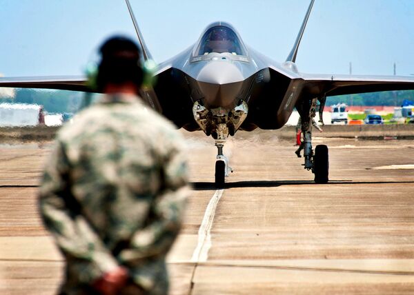 Kiễn trúc sư Su-57 nói về thiếu sót của máy bay Mỹ F-22 và F-35 Kiễn trúc sư Su-57 nói về thiếu sót của máy bay Mỹ F-22 và F-35 - Sputnik Việt Nam