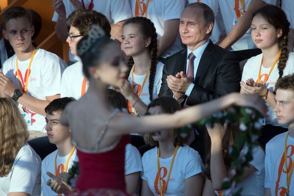 Tổng thống Nga Vladimir Putin tại trung tâm giáo dục Sirius ở Sochi - Sputnik Việt Nam