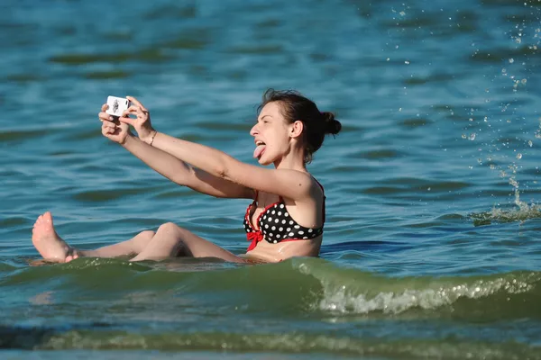 Cô gái chụp ảnh selfie ở Biển Azov Cô gái chụp ảnh selfie ở Biển Azov - Sputnik Việt Nam