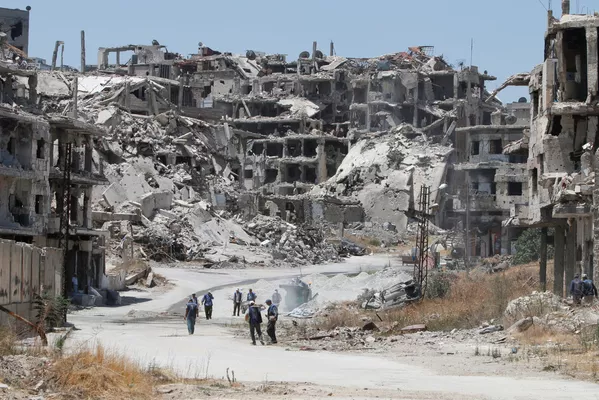 Công nhân thu thập các mảnh vỡ của tòa nhà bị hư hỏng để tái thiết thành phố Homs của Syria Công nhân thu thập các mảnh vỡ của tòa nhà bị hư hỏng để tái thiết thành phố Homs của Syria - Sputnik Việt Nam