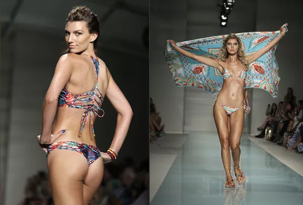 Người mẫu trên sàn catwalk mặc áo tắm Luli Fama trong show diễn trên bãi biển Miami Người mẫu trên sàn catwalk mặc áo tắm Luli Fama trong show diễn trên bãi biển Miami - Sputnik Việt Nam
