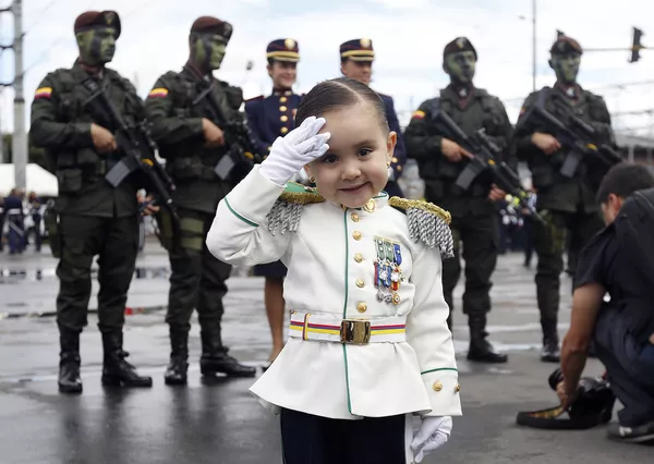 Cô bé mặc đồng phục trong cuộc diễu hành quân sự ở Bogota, Colombia Cô bé mặc đồng phục trong cuộc diễu hành quân sự ở Bogota, Colombia - Sputnik Việt Nam