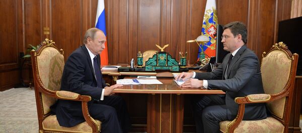 Tổng thống Nga Vladimir Putin với Bộ trưởng Năng lượng Nga Alexander Novak - Sputnik Việt Nam