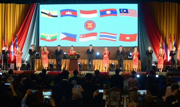 Delegates and performers sing the ASEAN anthem during the opening ceremony of the Association of Southeast Asian Nations' (ASEAN) 49th annual ministerial meeting in Vientiane on July 24, 2016. - Sputnik Việt Nam