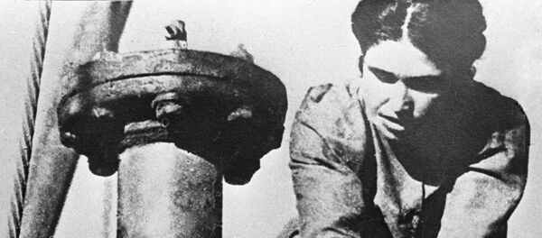 Trong năm chiến tranh đầu tiên, các công nhân ngành dầu mỏ đã đạt mức khai thác kỷ lục là gần 23,5 triệu tấn. Trong năm chiến tranh đầu tiên, các công nhân ngành dầu mỏ đã đạt mức khai thác kỷ lục là gần 23,5 triệu tấn. - Sputnik Việt Nam