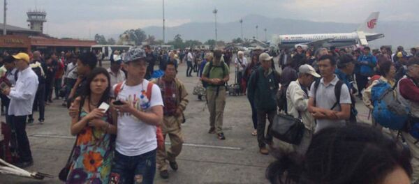 Mọi người đứng ở sân bay Katmandu sau trận động đất tại Nepal. - Sputnik Việt Nam