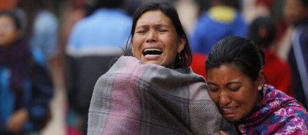 Người thân của các nạn nhân trận động đất ở Nepal - Sputnik Việt Nam