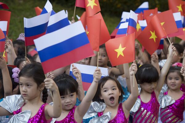 Các thiếu nhi vẫy cờ Nga và Việt Nam - Sputnik Việt Nam