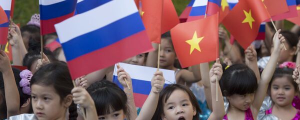 Các thiếu nhi vẫy cờ Nga và Việt Nam Các thiếu nhi vẫy cờ Nga và Việt Nam - Sputnik Việt Nam