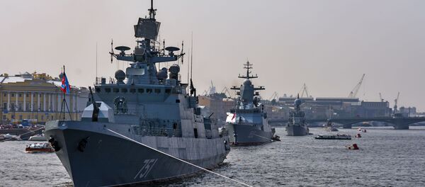 Chiến hạm tuần tra Đô đốc Essen trong vùng nước sông Neva, chuẩn bị để 31 tháng Bảy tham gia cuộc diễu hành kỷ niệm Ngày Hải quân Nga. - Sputnik Việt Nam