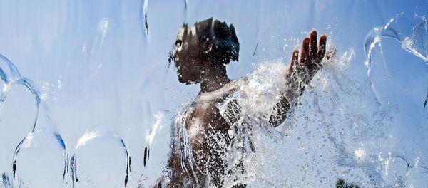 Cậu bé đi qua thác nước ở Washington - Sputnik Việt Nam