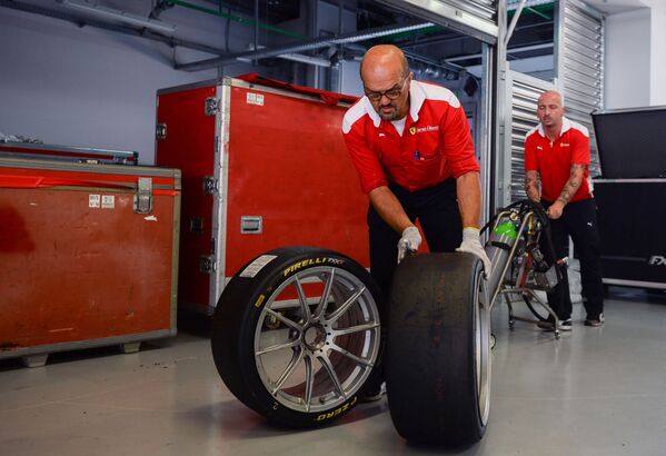 Thợ cơ khí, đường đua ôtô Ferrari Racing Days, Sochi - Sputnik Việt Nam